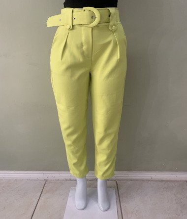 Calça com cinto