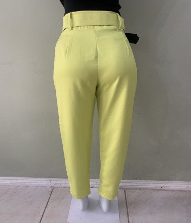 Calça com cinto