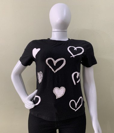 Camiseta com pedraria