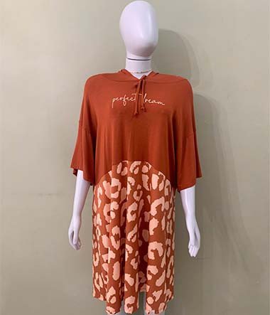 Vestido solto com capuz